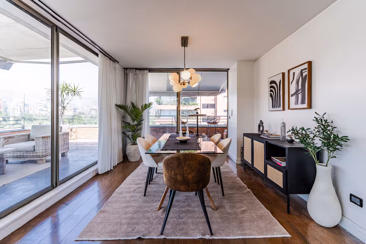 Comedor con mesa para seis y vista a la terraza
