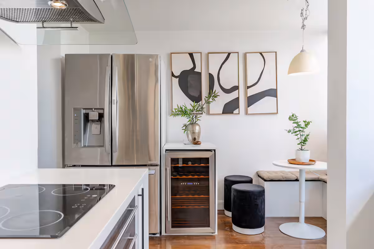 Cocina con refrigerador, cava de vinos y desayunador
