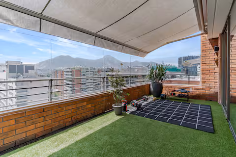 Terraza con vista a la cordillera y piso de pasto sintético