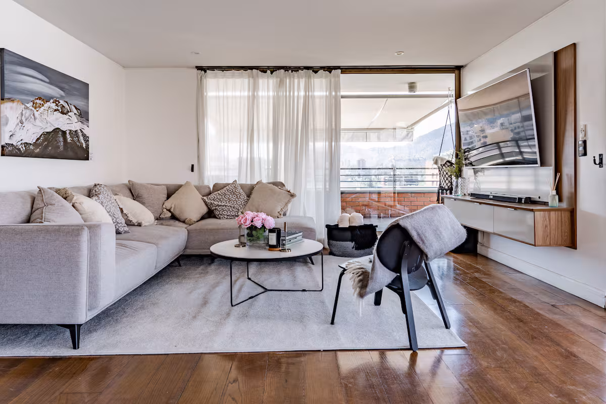 Living con sofá, TV y vista a la terraza
