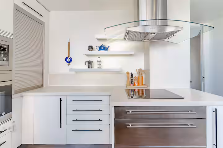 Detalle de la cocina con isla y campana extractora