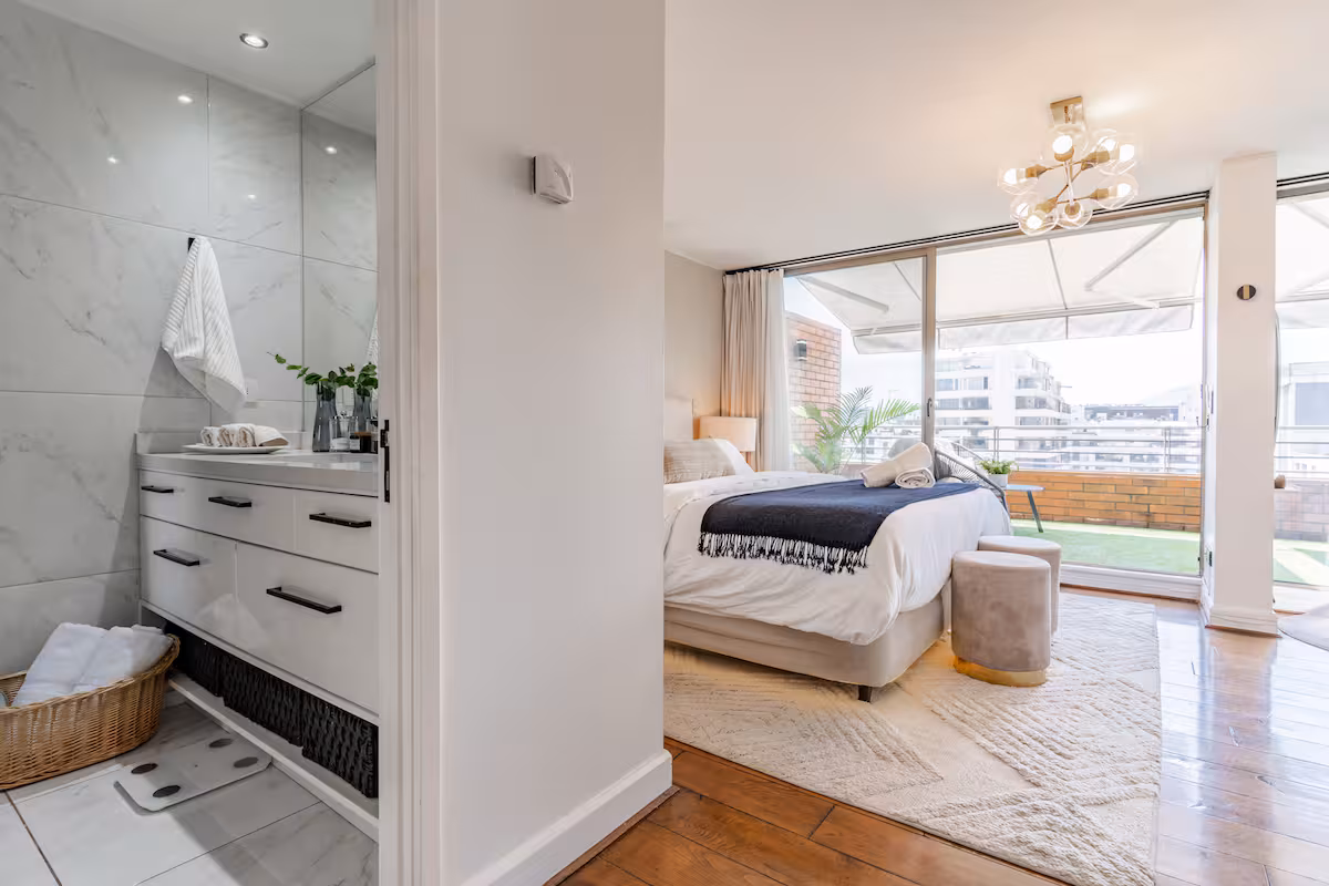 Dormitorio principal con vista a la terraza y baño en suite
