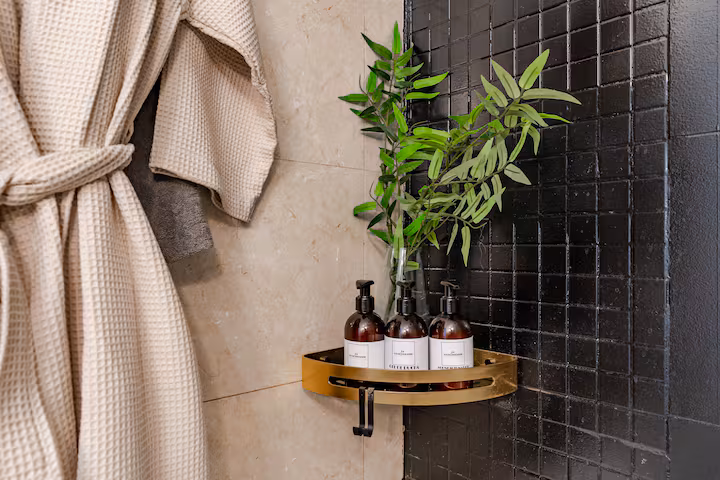 Detalle de amenities del baño en suite