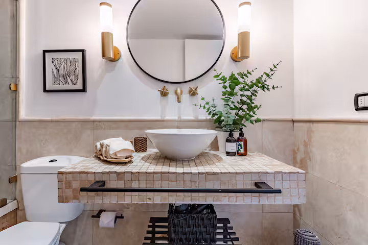 Baño con toallero y vanitorio de mosaico