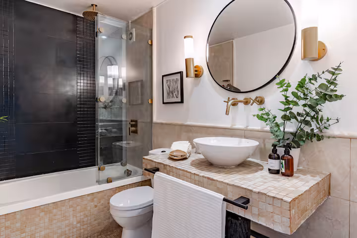 Segundo baño con tina, ducha y vanitorio de mosaico