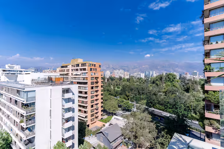 Vista exterior del edificio y skyline de Santiago