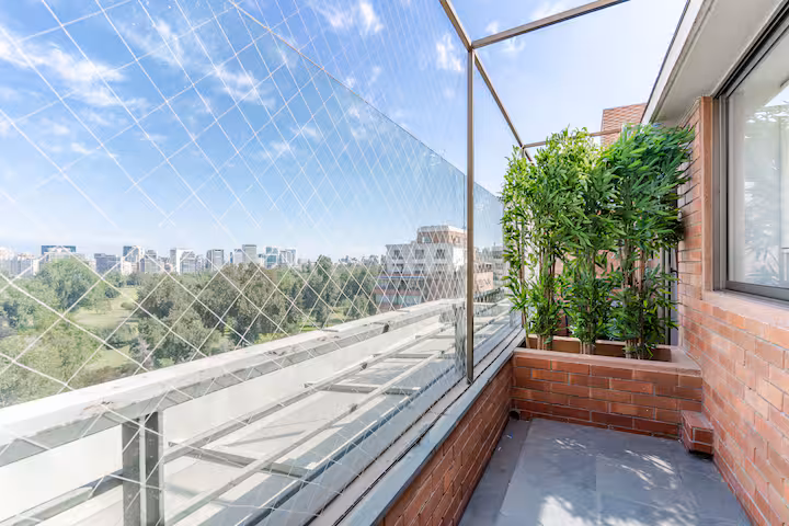 Terraza con plantas y vista al parque