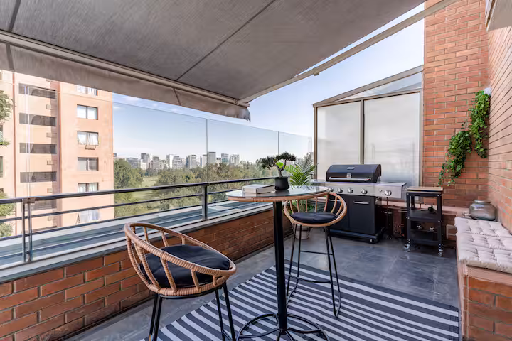 Terraza con mesa, quincho y vista a la ciudad